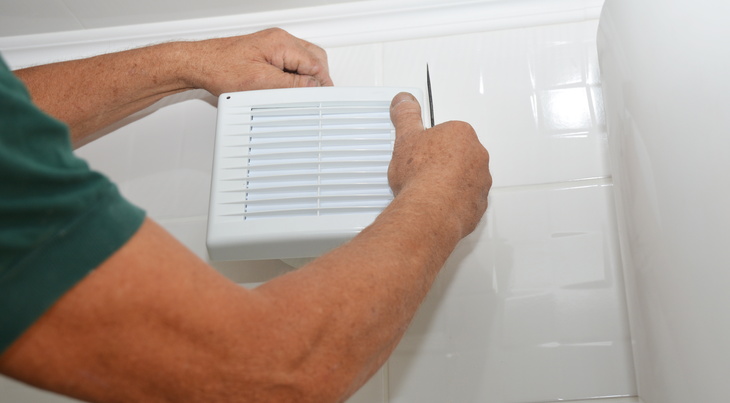 Pose d'une bouche de ventilation (VMC)