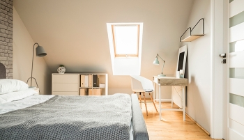 Chambre sous un toit avec Velux