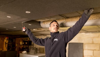artisan qui fait une isolation des sols 350