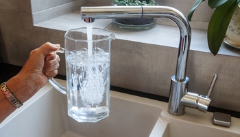 Eau chaude sanitaire qui coule d'un robinet