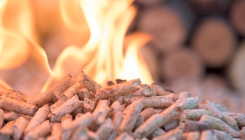 Granulés de bois enflammés