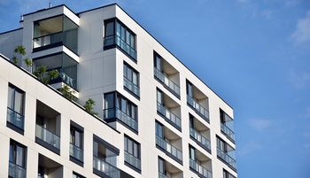 grand immeuble blanc ciel bleu