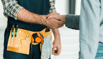 artisan serre la main d'un client
