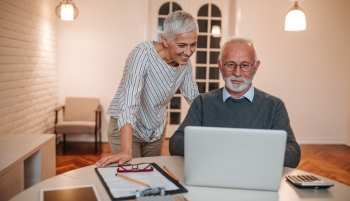 deux personnes qui regardent un ordinateur 