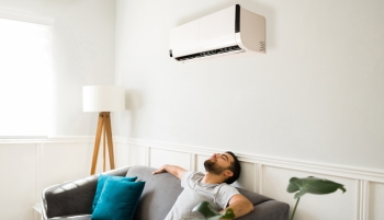 Un homme profite de sa climatisation réversible