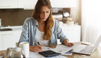 Femme qui calcule les aides pour ses travaux