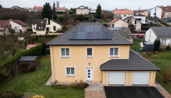 Maison avec jardin et panneaux solaires en toiture installés par Effy