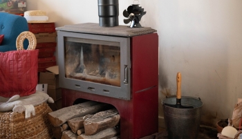 Poêle à bois avec réserve de bûches
