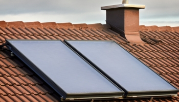 Panneaux solaires thermiques sur toiture en tuile