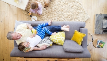 Famille confortablement installée dans son salon