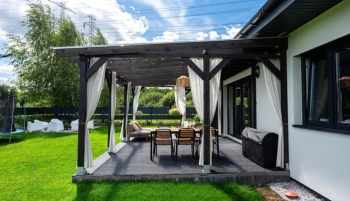 Pergola bioclimatique et salon d'été dans un jardin