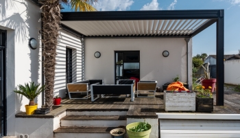 Pergola bioclimatique avec salon d'été