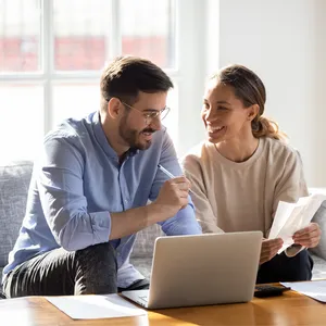 Un homme et une femme assis sur un canapé