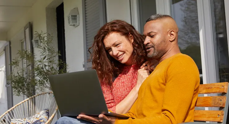 couple-dehors-maison-ordinateur