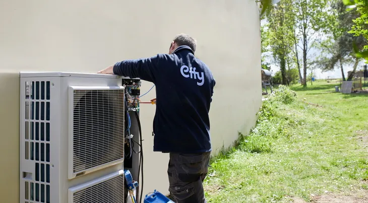 Un artisan Effy installe l'unité extérieure d'une PAC air-eau