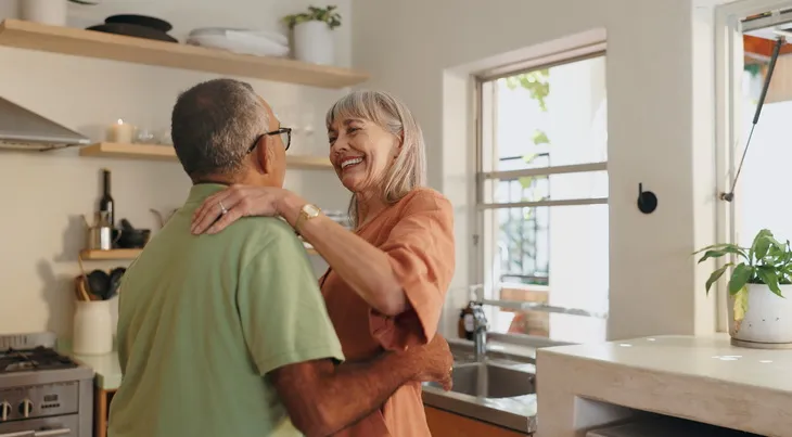 Couple à l'aise dans sa cuisine