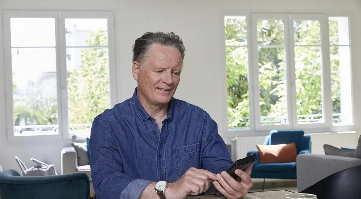 homme regardant son téléphone